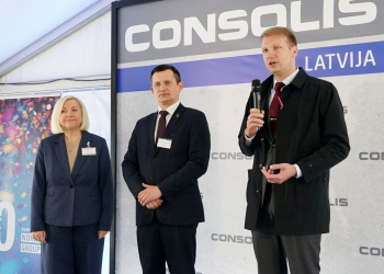 Ropažu novadā atklāta modernizētā Consolis Latvija rūpnīca